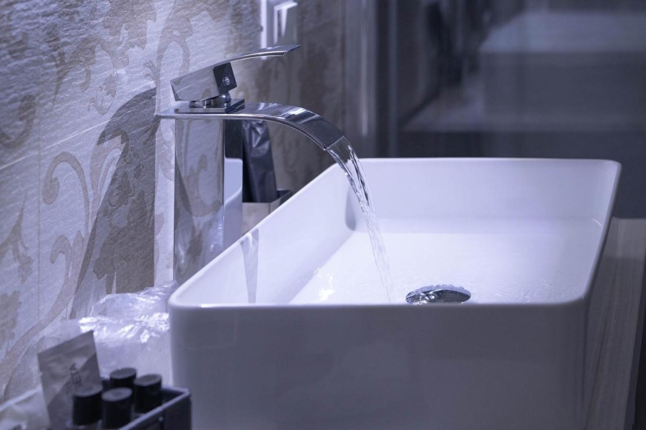 Royal Gardens Bed & Breakfast Caserta Bagian luar foto