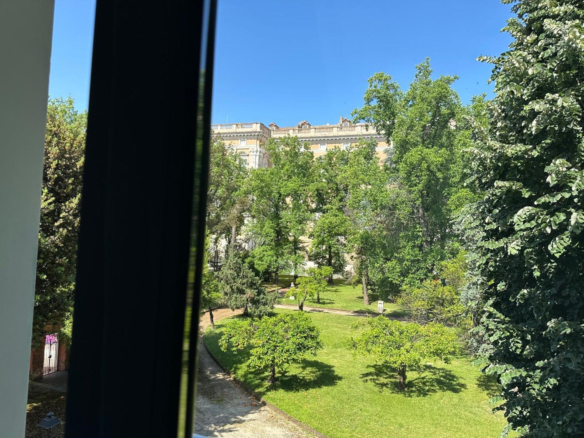 Royal Gardens Bed & Breakfast Caserta Ruang foto